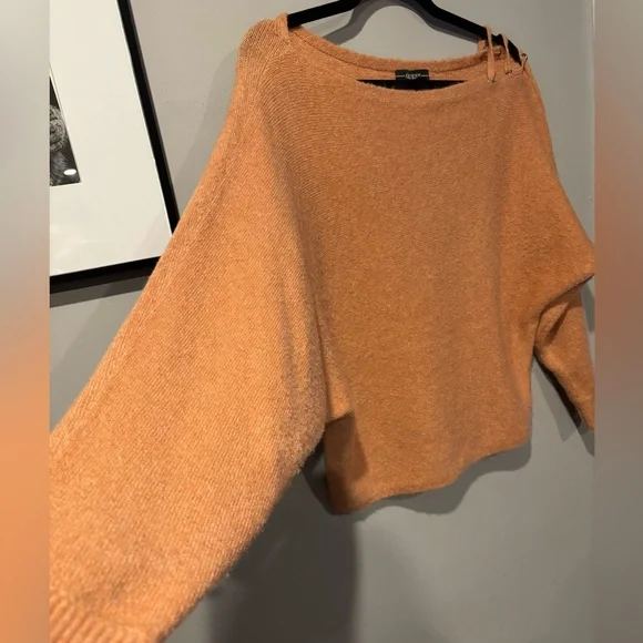 💕3/$25💕 Guess Sweater - Picture 4 of 4